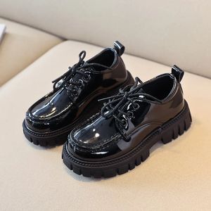 أطفال أحذية جلدية من جلد براءة اختراع جولة أخمص القدمين من الدانتيل الأسود بني بويز بويز فتيات منصة أحذية مسطحة 26-36 حذاء الأطفال الأنيق 240131