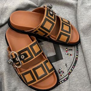 2024 Новые классические мужчины женщина коричневые сандалии двойной F Buckle Sliders Дизайнер Сколка кожаная летняя роскошная платформа для обуви