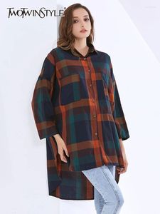 Kvinnors blusar Twotwinstyle Plaid Color Block Loose Shirt For Women Lapel Långärmad Casual Spring Blouse Kvinnliga modekläder 2024