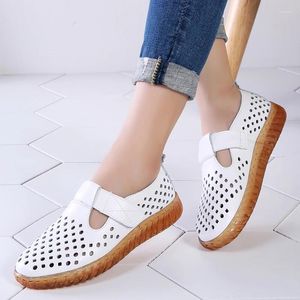 Sandalet 2024 Kız Ayakkabı Kadın Yaz Kama Eğitmecileri Bayanlar Deri Kadın Ayakkabı Spor Ayakkabı Sıradan Mokarlar Beyaz Daireler Sandalias