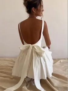 Casual klänningar Elegant rygglös båge spets upp miniklänning kvinnor söt fyrkantig hals veckad hängslen a-line 2024 sommar lady solid robe