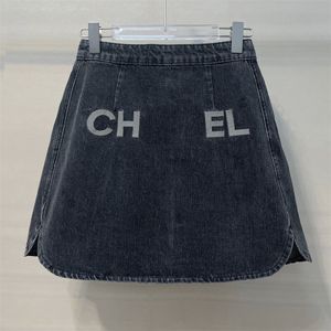 Женская дизайнерская джинсовая юбка с высокой талией, классическая черно-серая юбка с разрезом, выстиранная и состаренная, американский ретро-тренд, повседневная вышивка букв и цифр