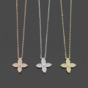 Womens Designer Necklaces Iced Out Pendant V Letter Fashion Four-leaf Clover Necklace Jewelry299o