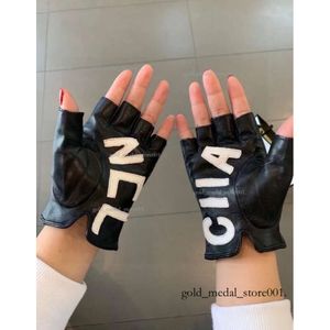 GRACE GM 2024 Classic Letter Designer Women Leather Gloves Winter Warm Mittens Touch Screen Black Sheepskin Glove 224 DBG B