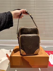 24SS herr- och kvinnors universella lyxdesigner Medieval Camera Bag Axel crossbody väska lätt och snygg för att ge en full känsla av hög klass 21 cm