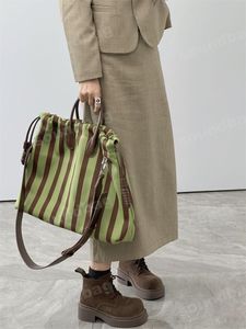 Сумка-тоут из дизайнерской ткани в полоску: просторная сумка-мешок через плечо с цветными блоками для женщин — стильный легкий красный цвет