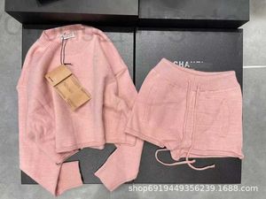 Pantaloni a due pezzi da donna firmati Designer Brand miu Inizio autunno Nuovo design di nicchia Decorazione Maglione di cashmere Set di maglia Vestibilità alla moda P530 GGO1