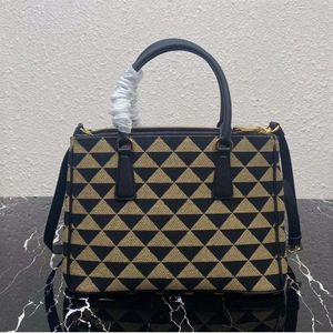 Klassiska handväskor unika broderade tyg lady mördare väska lyxdesigner axelväskor kvinnor tote purse äkta läderkoppling s270p