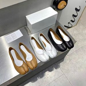 Luxurys Designer Women أحذية غير رسمية Maisons Maisons Margiela Tabi Ballet MM6 Sheepeskin Dress Shoes Sandal Lady Platfor