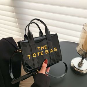 Yeni şık parlak küçük tote mektup baskılı el çantası tek omuz crossbody çanta 2024 tasarım moda% 78 kapalı mağaza toptan satış