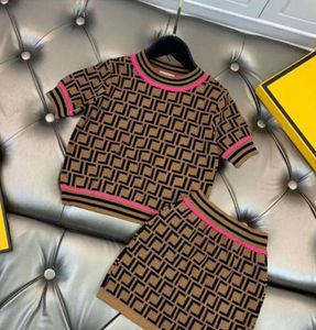 Nyaste barnkläder flickor f designer kjol och o nackskjorta set baby flickor kläder barn träning hela bokstaven sommar outfit barn topp tees kjolar mode casual