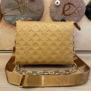 2024 Wysokiej jakości małe kieszenie Coussin prawdziwe skórzane damskie męskie męskie torba Crossbody Bag Fashion Press Tourse Złota łańcuch