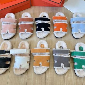 2024 New Winter Women's Office Fluffy Slippers Designer Hotel Sandale Teddy Bear Sandal Luxurysファッションファースライドタズカジュアルシューズブラックファジースリッパフラットスライダー