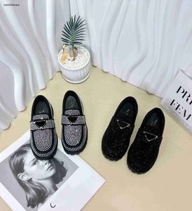 Nya barn formella skor glänsande diamantdekoration baby sneakers storlek 26-35 inklusive lådor designer flickor pojkar skor jan20