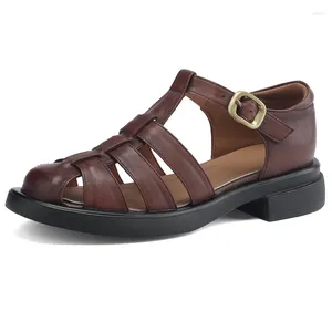 Sandálias de couro genuíno retro meados de saltos verão 2024 dedo do pé fechado oco sandália senhoras bege marrom preto t-strap sapatos de festa