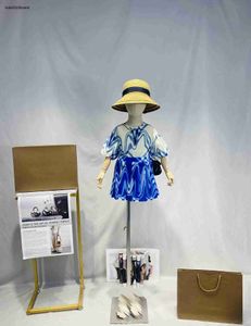 Yeni kızların eşofmanları çocuk elbisesi yaz boyutu 100-150 mavi çizgili kısa kollu kazak ve pileli etek Jan20
