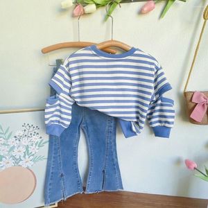 Kläder set Menoea Girls 'Set 2024 Autumn Round Neck Stripe Hollow Out T-shirt Split Jeans Two Piece Kids' Fashion