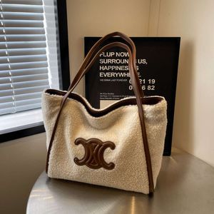 Kış Yeni Moda Büyük Kapasite Kadın Omuz Yumuşak Peluş Triumphal Arch Doku Crossbody Bag 2024 Tasarım Moda% 78 İndirim Mağaza Toptan Satış