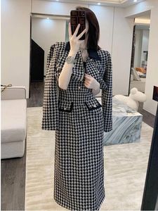 Arbetsklänningar 2024 Spring 2 Piece Kjol Set Women Crop Top Jacket Slim Coat Plaid Autumn Two Outfits