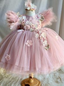 Pink Feather Pierwsze sukienki Komunii Świętej dla dziewcząt 2024 Tiulowy koronkowy niemowlę małe dziecko konkurs Klątka sukienka na wesela 3D Flowers Tiulle Puffy Birthday Gowns