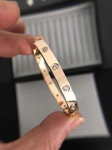 Originale 1to1 C-ARTER Bracciale in oro rosa in oro 18K Edizione ampia e stretta classica con un set di diamanti colorato della stessa coppia di stile per uomini donne v-gold non svaning regalo 1aql2