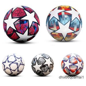 Balls Pro Soccer Ball Officiell storlek 5 Tre lager slitage Rsistant Hållbar mjuk PU -läder Sömlös lag Match Group Training Game 230307 P7J5