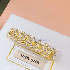 Kvinnor hårklämma lyxiga barretter miuimiui klämmor bokstav vatten diamant guld hårklipp slut unikt design fashionabla bang spring clip hår prydnad kant klipp