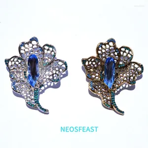 Brooches Fashion Jewelry Rhinestone Delicate Lily Crystal Brooch Silver Color Women Flower Hallow Pin Lady Elegant Wedding Gift Accessory