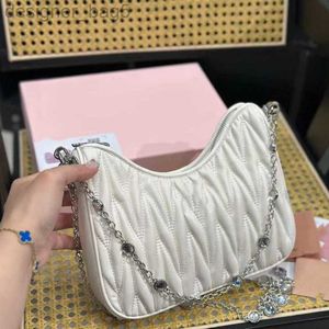 Borsa a tracolla da donna di alta qualità 10A Borsa a tracolla da donna 1: 1miui Borsa da donna Matelasse con catena di strass Pelle di pecora con patta Una spalla a tracolla Borsa piccola quadrata