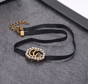 Luksusowy projektant biżuterii przyzwoite dławiki Alphabet Czarna lina Moda Naszyjka Projektanci Symulacja Diamentowa perła spójny mosiężny materiał gorący model