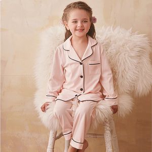 女の子のプリンセスピンクターンダウンカラーパジャマセット。TODDLERKIDSLEGSEVE BLACK LINE PAJAMAS SET SLEEPWEAR.CHILDREN'S CLOSOTION 240130