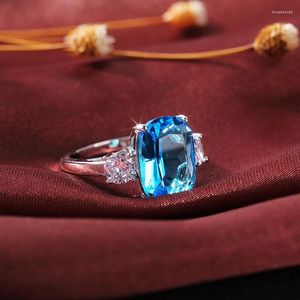 Cluster Rings Huitan Bright Sky Blue Stone Women Elegant Female Party Accessories Luxury Cubic Zirconia Fashion Jewelry Wholesale