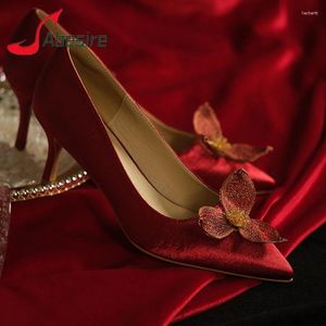 Elbise ayakkabıları kırmızı saten kadın pompaları altın çiçek sivri uçlu ayak parmağı ince yüksek topuklular üzerinde stiletto zarif ziyafet partisi düğün kadın