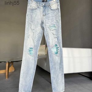 Herr jeans designer kläder amires denim byxor amies 2023 ny ljusblå tvättvatten ljus lapp hål bryt elastisk smal passform syj51