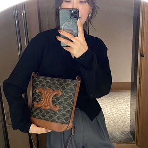 Instagram Commuter Women's New Feeling Autumn/Winter Water Bucketファッショナブルな小さなクロスボディバッグ2024デザインファッション78％オフストア卸売