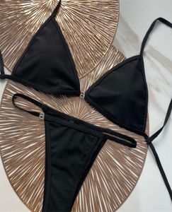 Set bikini alla moda con catena in metallo, costumi da bagno estivi in tinta unita con lettera di colore nero, con etichette per regalo da donna7078853