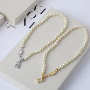 Designers nya Saturnvarumärke Harts Lacker Solid Lock Pearl Necklace Fashionable and Noble Necklace