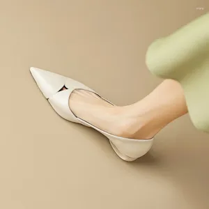 Kvinnor Spring/Summer 743 Skor Klänningspumpar riktade Toe Chunky Heel Split Leather för Elegant Beige Hollow Ladies 14449 77033