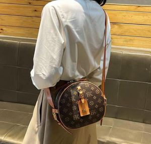 Moda tasarımcı kadınlar daire crossbody çanta çanta yuvarlak kek çantası gerçek deri moda mektup eski çiçek ayarlanabilir omuz kayışı küçük çanta cüzdan