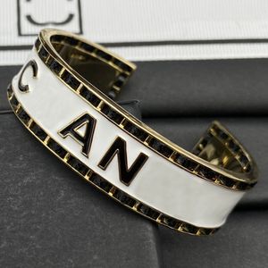 Kvinnor mycket trevlig designer Bangles Diamond Armband Män Kvinnor Design Brand Letter Bangle 18K Gold Copper Smycken Armband Manschett Bröllopsälskare