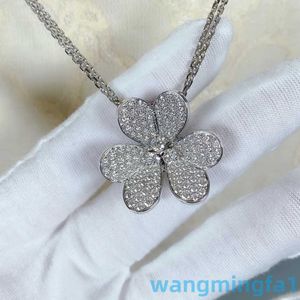 2024 Designer vans Four-leaf 925 Lucky Necklace Womens Full Diamond Pure Silver Rose Gold Clover Chain Versatile