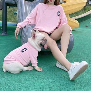 Hundkläder husdjur förälder-barn kläder chao märke broderade bokstäver 3-färg runda nackkläder 2 st