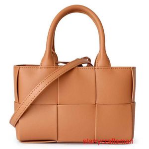 Botte Venetas Arco Tote Bags Сумки из натуральной кожи 2024 Новая оригинальная нишевая большая сумка Женская сумка большой вместимости Кожаная тканая сумка Simple CommutingHB с логотипом