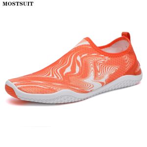 Buty Nowe mężczyźni Aqua buty kobiety buty wodne Sport Barefoot na zewnątrz trampki w górę rzeki do pływania na plaży Fitness Fitness Fitness Jogi