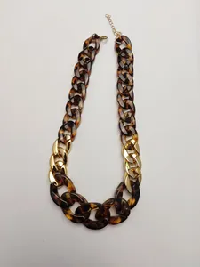 Catene Collana a maglie cubane piatte in resina con guscio di tartaruga bicolore Collana girocollo corta e robusta in acrilico nero opaco Collegamenti Gioielli da donna