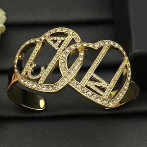 Kvinnor mycket trevlig designer Bangles Diamond Armband Män Kvinnor Brand Letter Bangle 18K Gold Copper Jewelry Arvband manschett bröllopälskare gåvor smycken