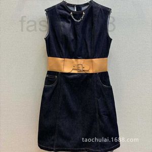 Podstawowe sukienki zwykłe designerskie skórzane design kamizelka dżinsowa spódnica do zmniejszenia wieku i luksusowej swobodnej sukienki A-line 79gi