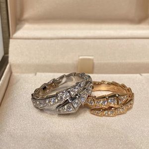Anello di gioielli di design Anello di serpente Anello di vipera Piastra in oro 18 carati Anelli di gioielli firmati Anelli taglia 6 7 8 9 opzioni Set di anelli di moda per uomo e donna regalo