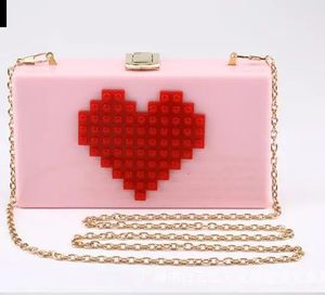 Ladies Red Heart Kształt Różowy akrylowy sprzęgło worka Kobieta wieczorowa torba weselna torebka na ramię Hardcase Metalowe sprzęgła 240228