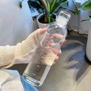 Bottiglie d'acqua Bottiglia a prova di perdite stile semplice da 500 ml con tempo Resistente alle cadute Grande obiettivo per bere creativo Capacità della tazza portatile Sc H4G9